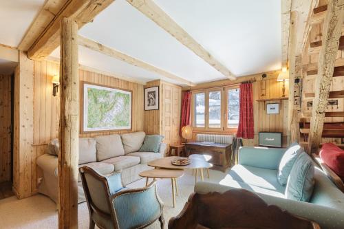 un soggiorno con un divano e un tavolo di Chalet Spouter Happy Rentals a Chamonix-Mont-Blanc