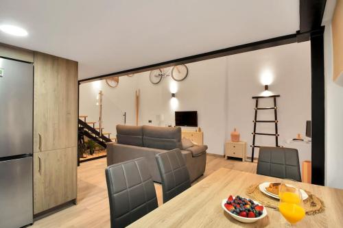 sala de estar con sofá y mesa en Moderno loft en el corazón histórico de Estepona - CASA PEPITA 17, en Estepona