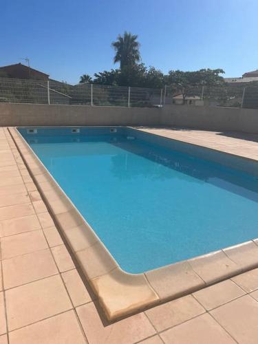 - une grande piscine bleue au-dessus d'un bâtiment dans l'établissement La Maison de la Côte 4 pers. Prest'immo, à Fleury