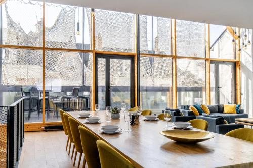 une salle à manger avec une table et des chaises dans l'établissement Le Studio Nantais - Loft moderne avec rooftop, à Nantes