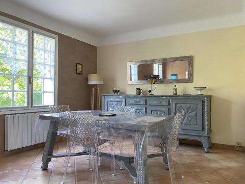 une salle à manger avec une table et des chaises dans l'établissement 755 -Maison en pierre à Erquy proche de la plage, à Erquy