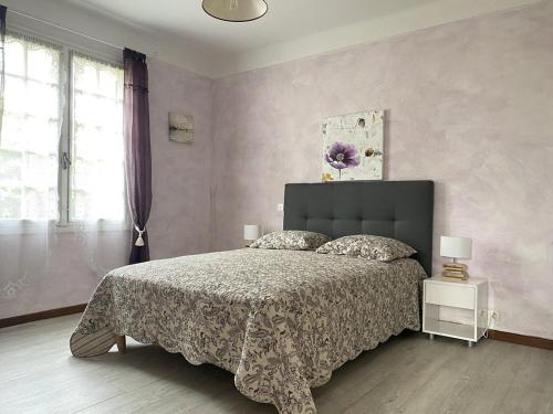 une chambre avec un lit et une grande fenêtre dans l'établissement 755 -Maison en pierre à Erquy proche de la plage, à Erquy