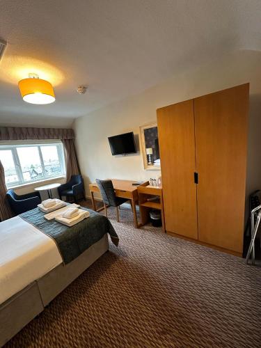 Una cama o camas en una habitación de Windermere Hotel