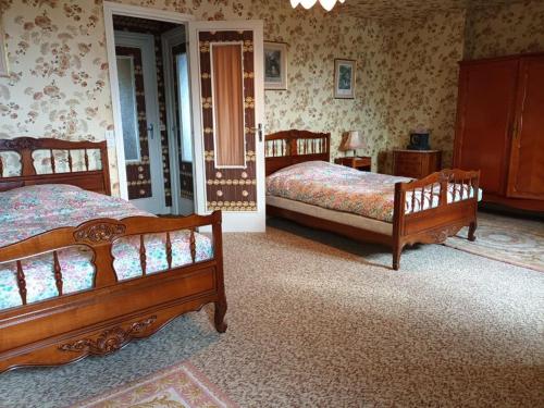 une chambre avec deux lits dans une pièce dans l'établissement 800 - Maison de charme proche du centre d'Erquy, à Erquy