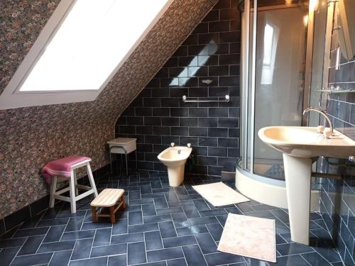 une salle de bain avec un lavabo, une baignoire et des toilettes dans l'établissement 800 - Maison de charme proche du centre d'Erquy, à Erquy