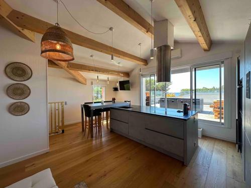 une cuisine avec une grande île et une salle à manger dans l'établissement Magnifique Roof-top vue mer à 180° sur Sanary, à Six-Fours-les-Plages