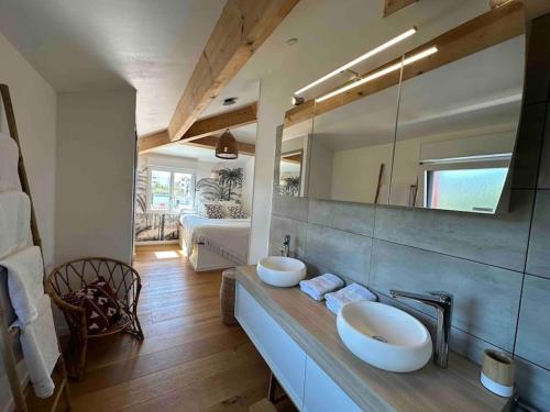 une salle de bain avec deux lavabos et un grand miroir dans l'établissement Magnifique Roof-top vue mer à 180° sur Sanary, à Six-Fours-les-Plages