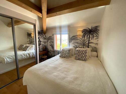 une chambre avec un grand lit et un grand miroir dans l'établissement Magnifique Roof-top vue mer à 180° sur Sanary, à Six-Fours-les-Plages
