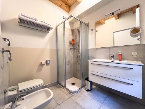 y baño con ducha, lavabo y aseo. en RIAREL- Foresteria Lombarda, en Rodero