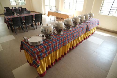 Een restaurant of ander eetgelegenheid bij Kishkinda Heritage Resort