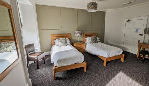 Un pat sau paturi într-o cameră la The White Hart Inn, Hawes
