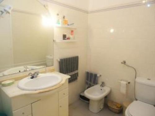 uma casa de banho branca com um lavatório e um WC em House with amazing beach view! em Carvoeiro