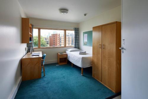 Habitación hospitalaria con cama y ventana en Frances Gardner en Londres
