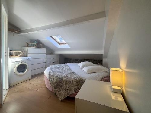 a bedroom with a bed and a washing machine at Zone piétonne - Wifi, AC, 2 pers in Nice
