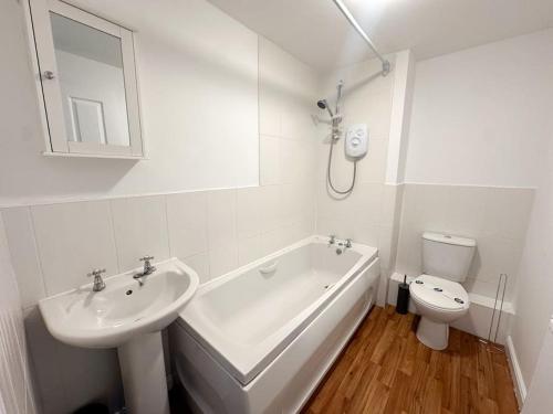 La salle de bains est pourvue d'un lavabo, d'une baignoire et de toilettes. dans l'établissement No.32 by Blue Skies Stays, à Bowburn