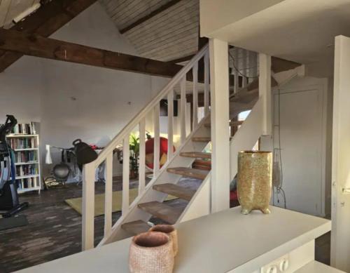eine weiße Treppe im Wohnzimmer mit Treppenaufgang in der Unterkunft Sunny Penthouse with terras in Gent