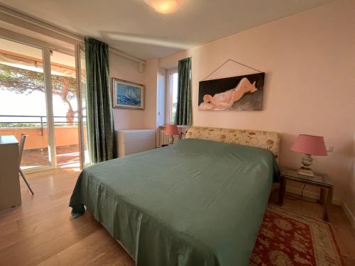 a bedroom with a green bed and a window at Fortino in Grado