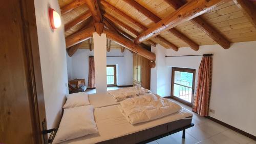 特雷莫西內的住宿－Casa Gagliarda appartamento Musio，木制天花板的客房内的一张大床