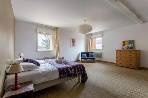 - une chambre avec un lit et une chaise dans l'établissement Villa Marcelline - Lyon, à Sainte-Foy-lès-Lyon