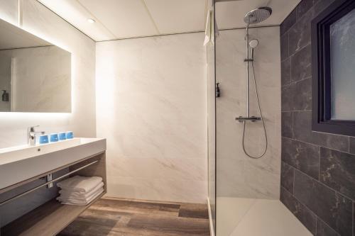 a bathroom with a shower and a sink at Fletcher Hotel - Restaurant de Zeegser Duinen in Zeegse