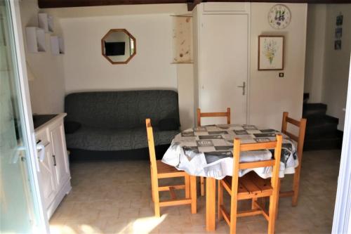 une pièce avec une table, des chaises et un canapé dans l'établissement Villa Azur et soleil, Cap d'Agde, au Cap d'Agde