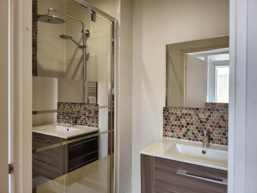 Bischheim的住宿－Joli appart Bischheim +terrasse，浴室设有2个水槽和镜子