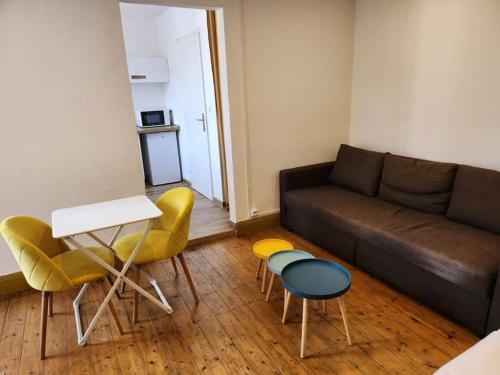 un salon avec un canapé, une table et des chaises dans l'établissement Joli appart Bischheim +terrasse, à Bischheim