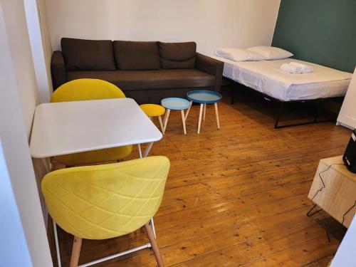 un salon avec un canapé, une table et des chaises dans l'établissement Joli appart Bischheim +terrasse, à Bischheim