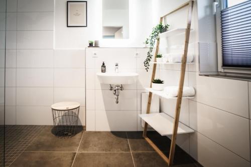 a bathroom with a sink and a toilet at O24 Neu I Zentral I Parkplatz I Fahrstuhl I Design I King I Küche in Ibbenbüren
