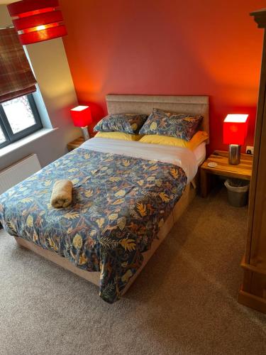 West Haven في Sheriff Hutton: غرفة نوم مع سرير مع دمية دب عليها