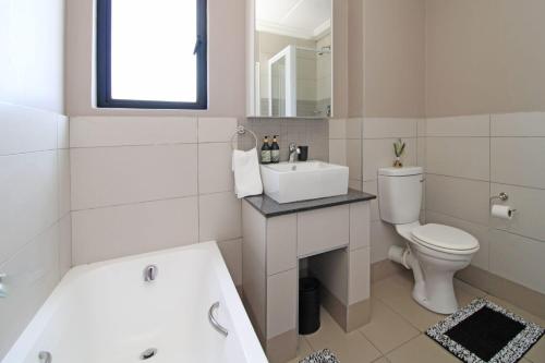 New Apartment في Chartwell: حمام مع حوض ومرحاض ومغسلة