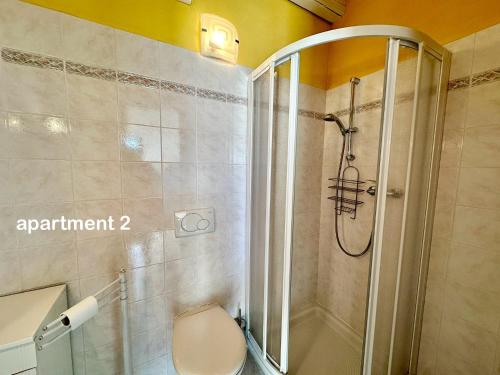 カンノビオにあるCasa Vista Castelliのバスルーム(シャワー、トイレ付)