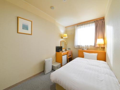 北斗HigashimaeOnsen Shinwanoyu Hotel Akitaya的配有床和书桌的酒店房间