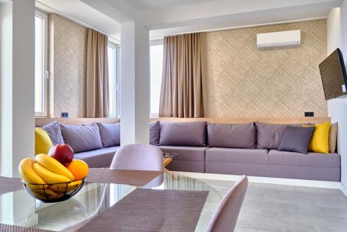 Una sala de estar con un sofá y una mesa de cristal. en Apartments Magic box II, en Utjeha