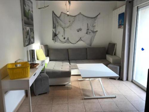 un salon avec un canapé et une table dans l'établissement Appartement dans la villa 