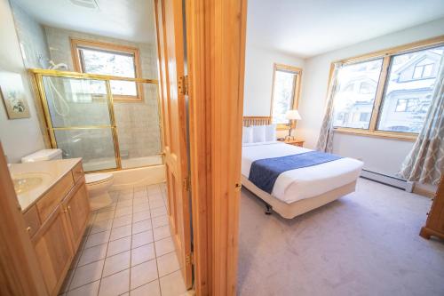 een slaapkamer met een bed, een bad en een wastafel bij Ironwood 2993 in Keystone