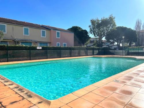 une piscine devant une maison dans l'établissement Appartement avec piscine proche de la mer, à La Londe-les-Maures