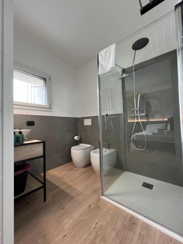 a bathroom with a shower and a toilet and a sink at Green House in Bassano del Grappa
