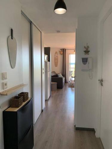 un couloir d'une chambre avec un salon dans l'établissement Appartement entièrement rénové avec vue sur océan, à Biscarrosse