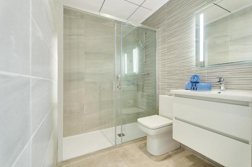 a bathroom with a shower and a toilet and a sink at Apartament Porto Marina in Torre de la Horadada