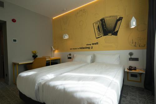 Postel nebo postele na pokoji v ubytování Ibis Styles Sibiu Arsenal