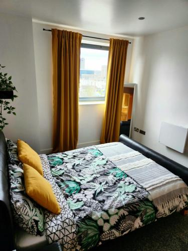 En eller flere senge i et værelse på Stylish 2 bed & 2 bath City Centre Apartment with FREE PARKING