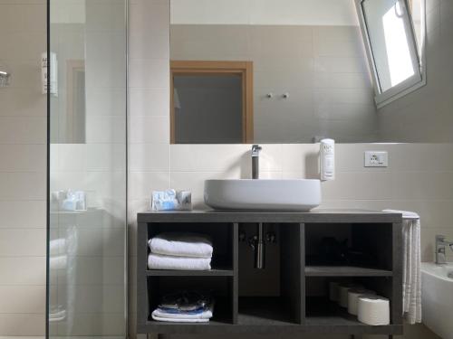uma casa de banho com um lavatório e um espelho em Hotel Sirenetta em Lido di Jesolo
