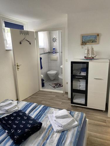 a bedroom with a bed and a bathroom at NEU! Bungalow am Kummerower See TOP in Verchen