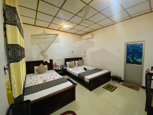 een kamer met 2 bedden in een kamer bij Lucky Villa Sigiriya in Sigiriya