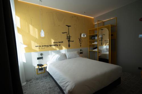 Postel nebo postele na pokoji v ubytování Ibis Styles Sibiu Arsenal