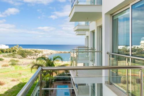 een balkon met uitzicht op de oceaan bij Apartment Austin - Coralli Beachfront Resort in Protaras