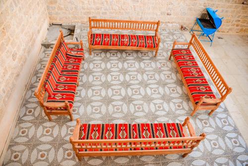 a group of benches sitting next to a wall at كمبوند قرية تونس in Tunis