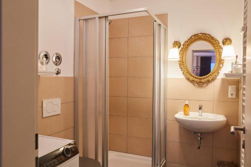 ein Badezimmer mit Dusche und Waschbecken in der Unterkunft R B Apartment Hamburg Business am Flughafen für 1-5 Personen - ideal für Geschäftsreisende und Familien - Küche - Waschtrockner - Smart TV - kostenloser Parkplatz in Hamburg