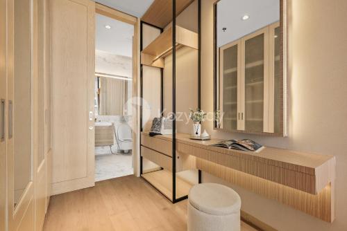 ein Badezimmer mit einem Waschtisch und einem Spiegel in der Unterkunft Vivida by Kozystay - 1BR - Resort Pool - Cilandak in Jakarta